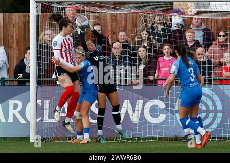 Naoisha McAloon, femme de Durham, remporte un croisement avec Liz Ejupi de Sunderland lors du match de championnat féminin de FA entre Sunderland Women et Durham Women FC à Eppleton CW, Hetton le dimanche 24 mars 2024. (Photo : Mark Fletcher | mi News) crédit : MI News & Sport /Alamy Live News Banque D'Images