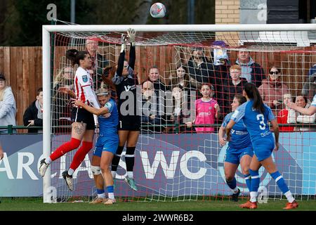 Naoisha McAloon, femme de Durham, remporte un croisement avec Liz Ejupi de Sunderland lors du match de championnat féminin de FA entre Sunderland Women et Durham Women FC à Eppleton CW, Hetton le dimanche 24 mars 2024. (Photo : Mark Fletcher | mi News) crédit : MI News & Sport /Alamy Live News Banque D'Images