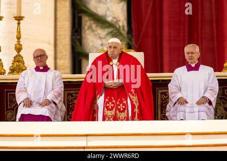 Vatican Italie 24 mars 2024 : le pape François le dimanche des Rameaux fatigué en silence et ne lit pas l'homélie. Basilique Saint-Pierre Banque D'Images