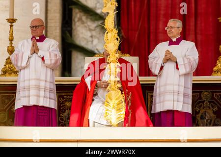 Vatican Italie 24 mars 2024 : le pape François le dimanche des Rameaux fatigué en silence reste couvert par un palmier pour se reposer Banque D'Images