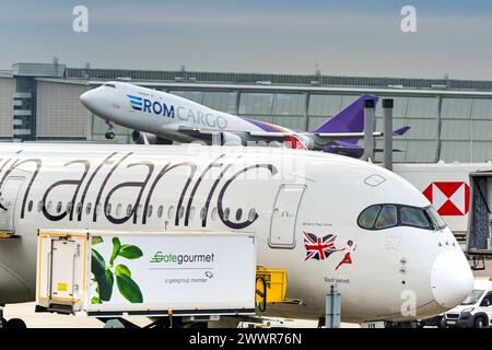 Londres, Angleterre, Royaume-Uni - 30 novembre 2023 : restauration de camions chargés de fournitures dans un Airbus A350 de Virgin Atlantic Airways à l'aéroport de Londres Heathrow. Banque D'Images