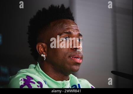 Valdebebas, Madrid, Espagne. 25 mars 2024. Vinicius Junior du Brésil intervient lors de la conférence de presse la veille du match amical de football entre les équipes nationales d'Espagne et du Brésil au Ciudad Real Madrid à Valdebebas, Madrid. (Crédit image : © Alberto Gardin/ZUMA Press Wire) USAGE ÉDITORIAL SEULEMENT! Non destiné à UN USAGE commercial ! Banque D'Images