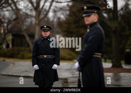 Les soldats de l'armée américaine affectés au 3rd U.S. Infantry Regiment (The Old Guard) se préparent à recevoir une délégation de dignitaires internationaux au cimetière national d'Arlington à Arlington, en Virginie, le 13 février 2024. Armée Banque D'Images