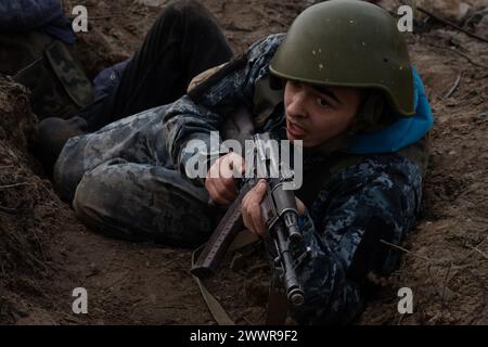 15 mars 2024, Kiev, Ukraine : un stagiaire est vu pendant une formation simulant une mission d'évacuation dans la tranchée organisée par la troisième brigade d'assaut séparée dans la région de Kiev. L'Ukraine est confrontée à une pénurie de munitions et de personnel militaire. En plus d’une loi de mobilisation plus sévère en cours, certaines brigades du pays ont choisi une approche plus encourageante pour recruter des personnes sans expérience militaire préalable pour rejoindre l’armée. La troisième brigade d'assaut séparée offre un cours d'entraînement gratuit de 7 jours pour permettre aux participants d'avoir un avant-goût de l'entraînement militaire, leur permettant de fi Banque D'Images