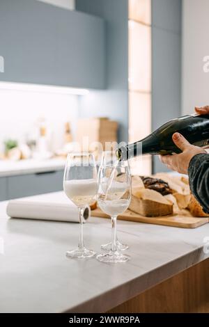 Verser du vin mousseux pour une expérience gastronomique Banque D'Images