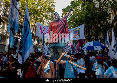 Buenos Aires, Buenos Aires, Argentine. 31 décembre 2013. 24 mars 2024 - Buenos Aires, Argentine - .Un groupe de manifestants portant une statue de Hebe de Bonafini, l'un des fondateurs de ''Madres de Plaza de Mayo''.a l'occasion du 46ème anniversaire du coup d'État militaire de 1976, L’Argentine s’arrête pour se souvenir et réfléchir à l’un des chapitres les plus sombres de son histoire, honorer les disparus et réaffirmer son attachement à la vérité, à la justice et à la mémoire. (Crédit image : © Maximiliano Ramos/ZUMA Press Wire) USAGE ÉDITORIAL SEULEMENT! Non destiné à UN USAGE commercial ! Banque D'Images