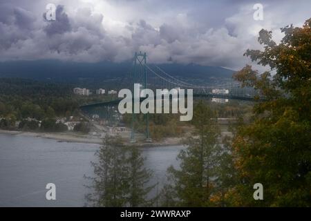 Vue du pont Lions Gate traversant le bras Burrard jusqu'à la rive nord de Vancouver, Colombie-Britannique, Canada Banque D'Images