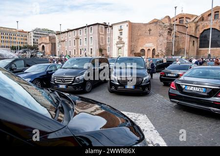 Rome, RM, Italie. 25 mars 2024. Les opérateurs de location de voitures avec chauffeurs (NCC) protestent contre les nouvelles règles proposées par le ministre italien des Transports, Matteo Salvini. Les nouvelles règles défavoriseront les conducteurs NCC en ce qui concerne les conducteurs de taxi. (Crédit image : © Marco Di Gianvito/ZUMA Press Wire) USAGE ÉDITORIAL SEULEMENT! Non destiné à UN USAGE commercial ! Crédit : ZUMA Press, Inc/Alamy Live News Banque D'Images