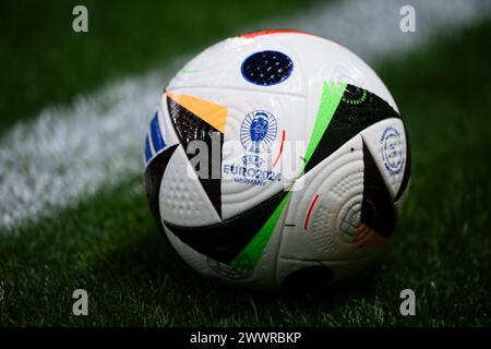 Parme, Italie. 22 mars 2024. Le ballon officiel Euro 2024 Adidas Fussballliebe est vu avant le match amical international de football entre l'Albanie et le Chili. Crédit : Nicolò Campo/Alamy Live News Banque D'Images