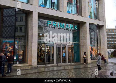 PRIMARK à Leipzig. PRIMARK ist ein international tätiger Textil-Discounter mit Hauptsitz in Dublin in der Republik Irland. In Primark-Filialen, die in der Regel mehrere Tausend Quadratmeter Verkaufsfläche bieten, werden Textilien, Schuhe und Accessoires für Damen, Herren und Kinder sowie Artikel für den Wohnbedarf und Kosmetik zu niedrigen Preisen verkauft *** Primark à Leipzig Primark est un détaillant international de vêtements discount basé à Dublin en République d'Irlande magasins Primark, qui offrent généralement plusieurs milliers de mètres carrés d'espace de vente au détail, vendent des textiles, des chaussures et Banque D'Images