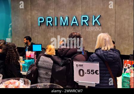 PRIMARK à Leipzig. PRIMARK ist ein international tätiger Textil-Discounter mit Hauptsitz in Dublin in der Republik Irland. In Primark-Filialen, die in der Regel mehrere Tausend Quadratmeter Verkaufsfläche bieten, werden Textilien, Schuhe und Accessoires für Damen, Herren und Kinder sowie Artikel für den Wohnbedarf und Kosmetik zu niedrigen Preisen verkauft *** Primark à Leipzig Primark est un détaillant international de vêtements discount basé à Dublin en République d'Irlande magasins Primark, qui offrent généralement plusieurs milliers de mètres carrés d'espace de vente au détail, vendent des textiles, des chaussures et Banque D'Images