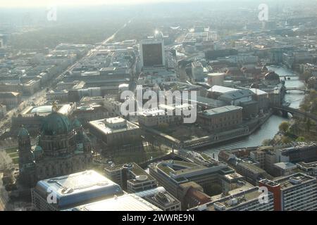 Une photo du paysage urbain de Berlin, prise depuis la célèbre tour de télévision de Berlin Banque D'Images