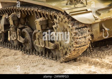 Détail d'un char américain de la guerre mondiale II Gros plan. Une piste de réservoir lorsqu'elle se déplace sur du sable. Banque D'Images