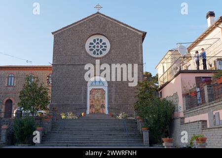 Façade de l'église Saint-Joseph (San Giuseppe) avec sa porte élaborée à Montefiascone, région du Latium, Italie. 24 mars 2024 Banque D'Images