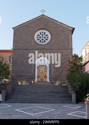 Façade de l'église Saint-Joseph (San Giuseppe) avec sa porte élaborée à Montefiascone, région du Latium, Italie. 24 mars 2024 Banque D'Images