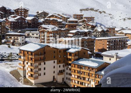 Hébergement de vacances dense de style chalet dans le quartier des Almes à Tignes, une station de ski de haute altitude dans les Alpes françaises. Banque D'Images