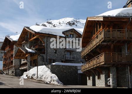 Cet hébergement de vacances moderne construit dans un style chalet traditionnel se trouve dans le quartier des Almes de Tignes, une station de ski de haute altitude dans les Alpes françaises. Banque D'Images