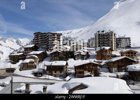 Le quartier Lavachet de Tignes, une station de ski dans les Alpes françaises, vu du quartier des Almes. Banque D'Images