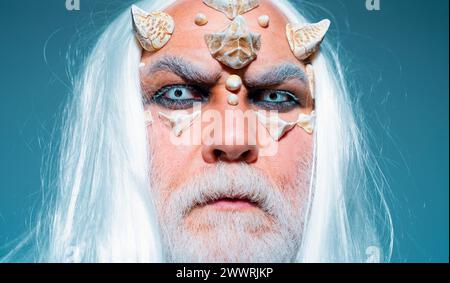 Horreur avec homme d'Halloween effrayant. Homme vampire aux yeux blancs. Viking avec une tête cornée. Tête de démon isolée sur noir. Mystérieux guerrier enchanté Banque D'Images