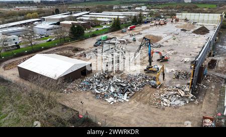 Vue aérienne d'un chantier de démolition avec un bâtiment en cours de démolition Banque D'Images