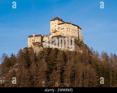Château de Tarasp - Château de montagne fortifié dans les Alpes suisses, Engadine, Suisse. Banque D'Images