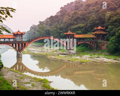 Pont chinois typique près de Leshan, Sichuan, Chine Banque D'Images