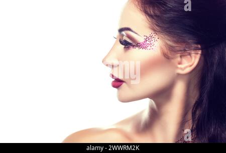 Portrait d'une belle femme avec de longs cils et un beau maquillage dans un salon de beauté. Banque D'Images