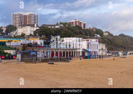 Bournemouth, Royaume-Uni - 20 octobre 2023 : Business's sur East Beach à Bournemouth. Banque D'Images