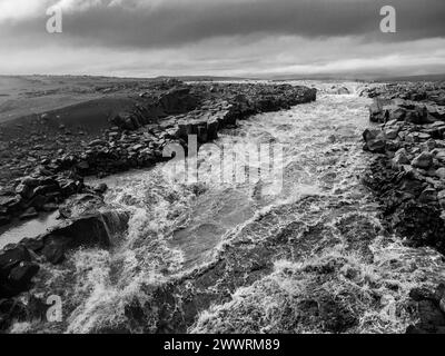 Rapides sauvages du glacier islandais Jokulsa a Fjollum, Islande, image en noir et blanc Banque D'Images