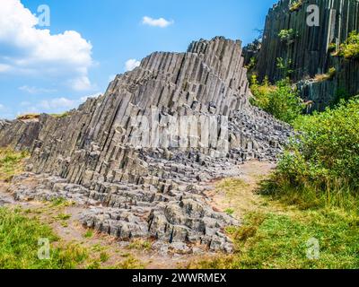 Corpes d'orgue de Basalt de Panska skala près de Kamenicky Senov, République tchèque. Banque D'Images