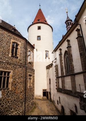 Grande tour blanche du château de Krivoklat vue depuis la cour Banque D'Images