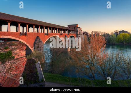 Magnifique vue sur Ponte Coperto (pont couvert) est un pont sur la rivière Tessin à Pavie au coucher du soleil, Lombardie, Pavie, Italie Banque D'Images