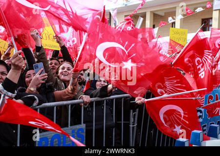 Gaziantep, Turkiye. 25 mars 2024. Gaziantep, Turkiye. 25 mars 2024. Les partisans du Parti républicain du peuple brandissent le drapeau du parti à Gaziantep avant les prochaines élections municipales à Turkiye. Crédit : ZUMA Press, Inc/Alamy Live News Banque D'Images