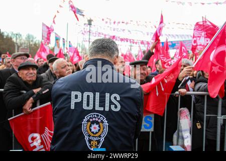 Gaziantep, Turkiye. 25 mars 2024. Gaziantep, Turkiye. 25 mars 2024. Les partisans du Parti républicain du peuple brandissent le drapeau du parti à Gaziantep avant les prochaines élections municipales à Turkiye. Crédit : ZUMA Press, Inc/Alamy Live News Banque D'Images