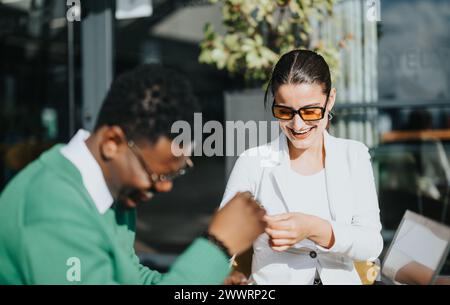 Des partenaires commerciaux multiculturels discutent de stratégies dans un café-bar Banque D'Images