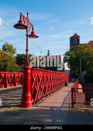 Pont de sable avec lampadaire rouge, Wroclaw, Pologne Banque D'Images