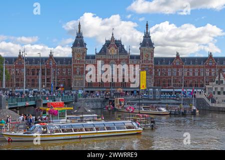 Amsterdam, pays-Bas - 02 juillet 2019 : Amsterdam Centraal est la plus grande gare ferroviaire de la capitale et un important centre ferroviaire international utilisé par Banque D'Images