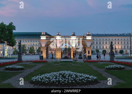 Varsovie, Pologne - 08 juin 2019 : tombe du soldat inconnu (polonais : Grób Nieznanego Żołnierza) au crépuscule. C'est un monument au soldat polonais inconnu Banque D'Images