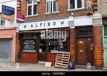 Londres, Royaume-Uni. 19 mars 2024. Alpino Cafe est photographié dans Chapel Market. Le café autrefois populaire anglo-italien servait ses clients à Islington depuis 1959, mais a été contraint par la hausse des loyers et des prix de fermer et de déménager sous un autre nom en 2022. Crédit : Mark Kerrison/Alamy Live News Banque D'Images