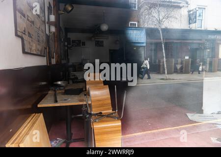 Londres, Royaume-Uni. 19 mars 2024. L'intérieur de Alpino Cafe dans Chapel Market est photographié à travers la fenêtre. Le populaire café italo-britannique servait ses clients à Islington depuis 1959, mais a été forcé par la hausse des loyers et des prix de fermer et de déménager sous un autre nom en 2022. Crédit : Mark Kerrison/Alamy Live News Banque D'Images