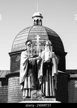 Statue religieuse et chapelle en bois de Saint Cyril et de Methodius sur le mont Radhost à Beskids, alias Beskydy, République Tchèque . Image en noir et blanc. Banque D'Images