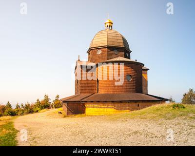 Chapelle en bois de Saint Cyril et de Saint-Methodius sur le sommet de la montagne Radhost à Beskids, alias les monts Beskydy, Moravie, République Tchèque Banque D'Images