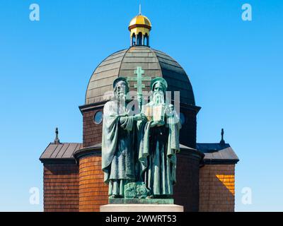 Statue religieuse et chapelle en bois de Saint Cyril et de Methodius sur le mont Radhost à Beskids, alias Beskydy, République tchèque Banque D'Images