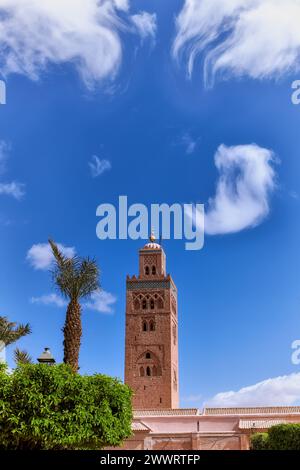 Vue sur la Koutoubia, réplique de la Giralda de Séville, depuis les jardins de Lalla Hasna dans la ville de Marraketch au Maroc Banque D'Images