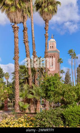 Vue sur la Koutoubia, réplique de la Giralda de Séville, depuis les jardins de Lalla Hasna dans la ville de Marraketch au Maroc Banque D'Images