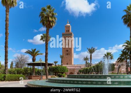 Vue sur la Koutoubia, réplique de la Giralda de Séville, depuis les jardins de Lalla Hasna dans la ville de Marraketch au Maroc Banque D'Images