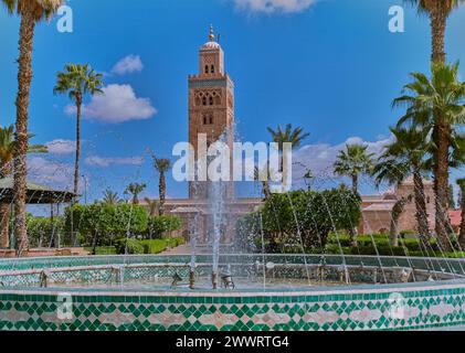 Vue sur la Koutoubia, réplique de la Giralda de Séville, depuis les jardins de Lalla Hasna dans la ville de Marraketch au Maroc Banque D'Images