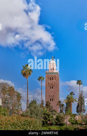 Vue sur la Koutoubia, réplique de la Giralda de Séville, depuis les jardins de Lalla Hasna dans la ville de Marraketch au Maroc Banque D'Images