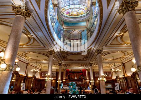 L'intérieur du Café Confiteria la Ideal, Buenos Aires, Argentine. Banque D'Images