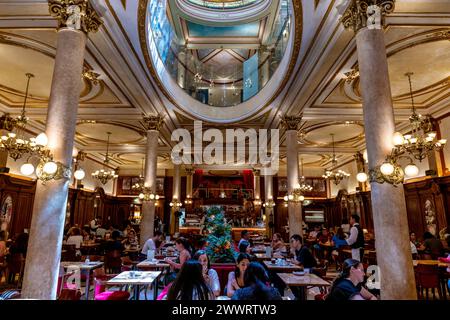 L'intérieur du Café Confiteria la Ideal, Buenos Aires, Argentine. Banque D'Images